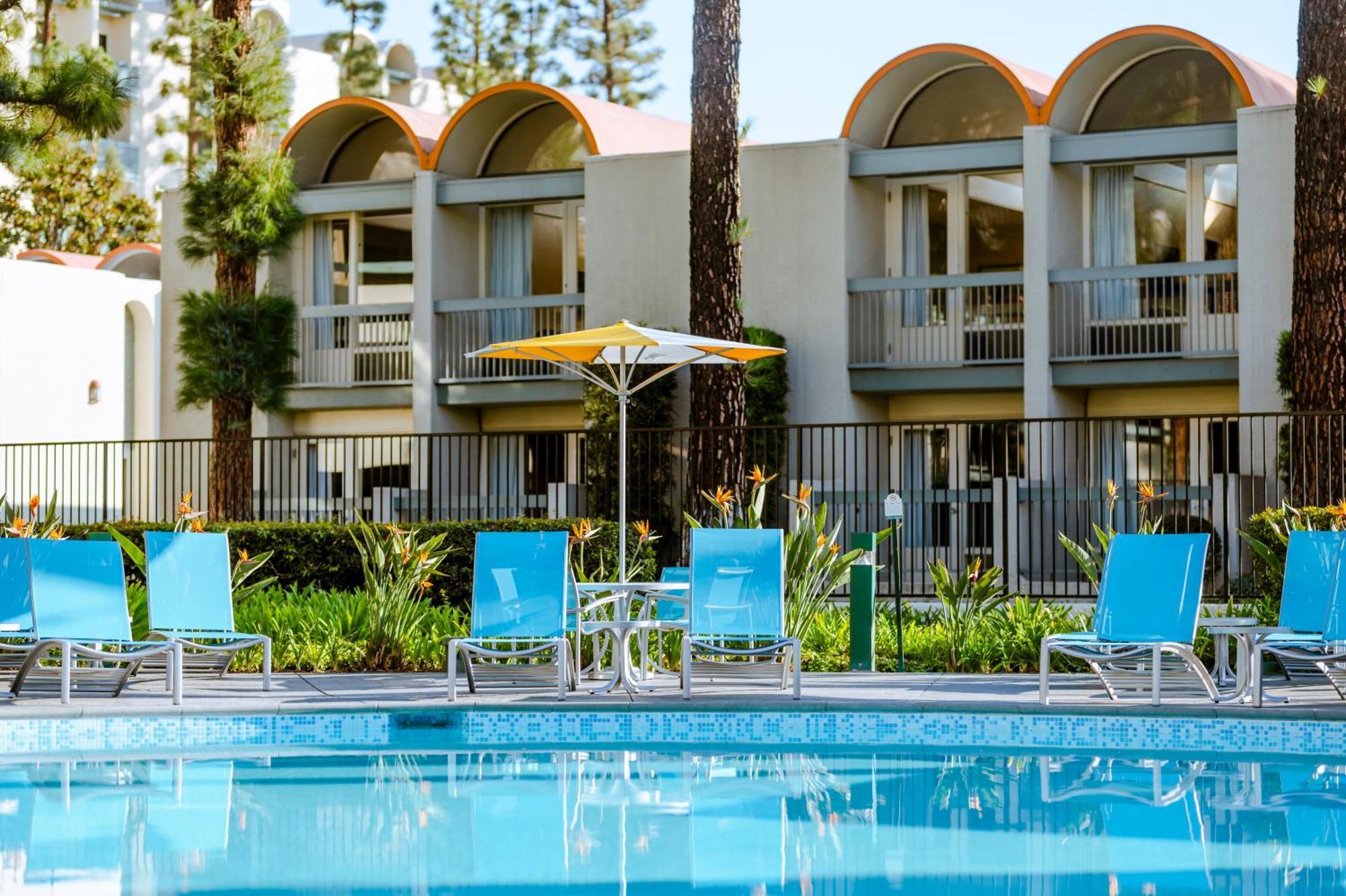 Howard Johnson By Wyndham Anaheim Hotel & Water Playground Экстерьер фото