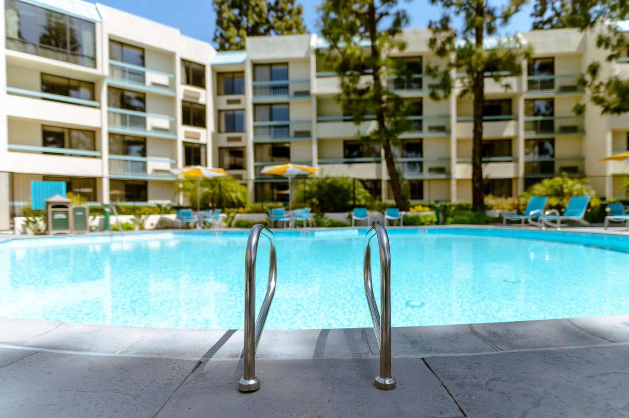 Howard Johnson By Wyndham Anaheim Hotel & Water Playground Экстерьер фото